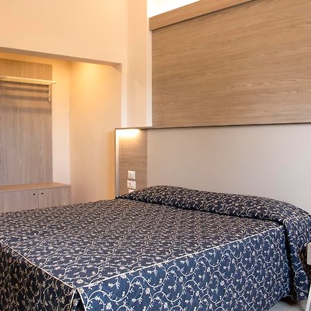 Hotel Mediterraneo Чивитавекия Екстериор снимка