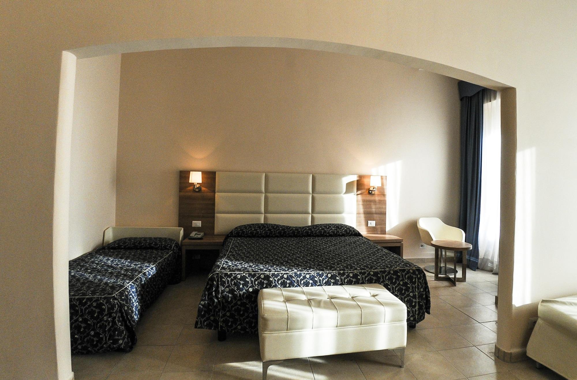Hotel Mediterraneo Чивитавекия Екстериор снимка