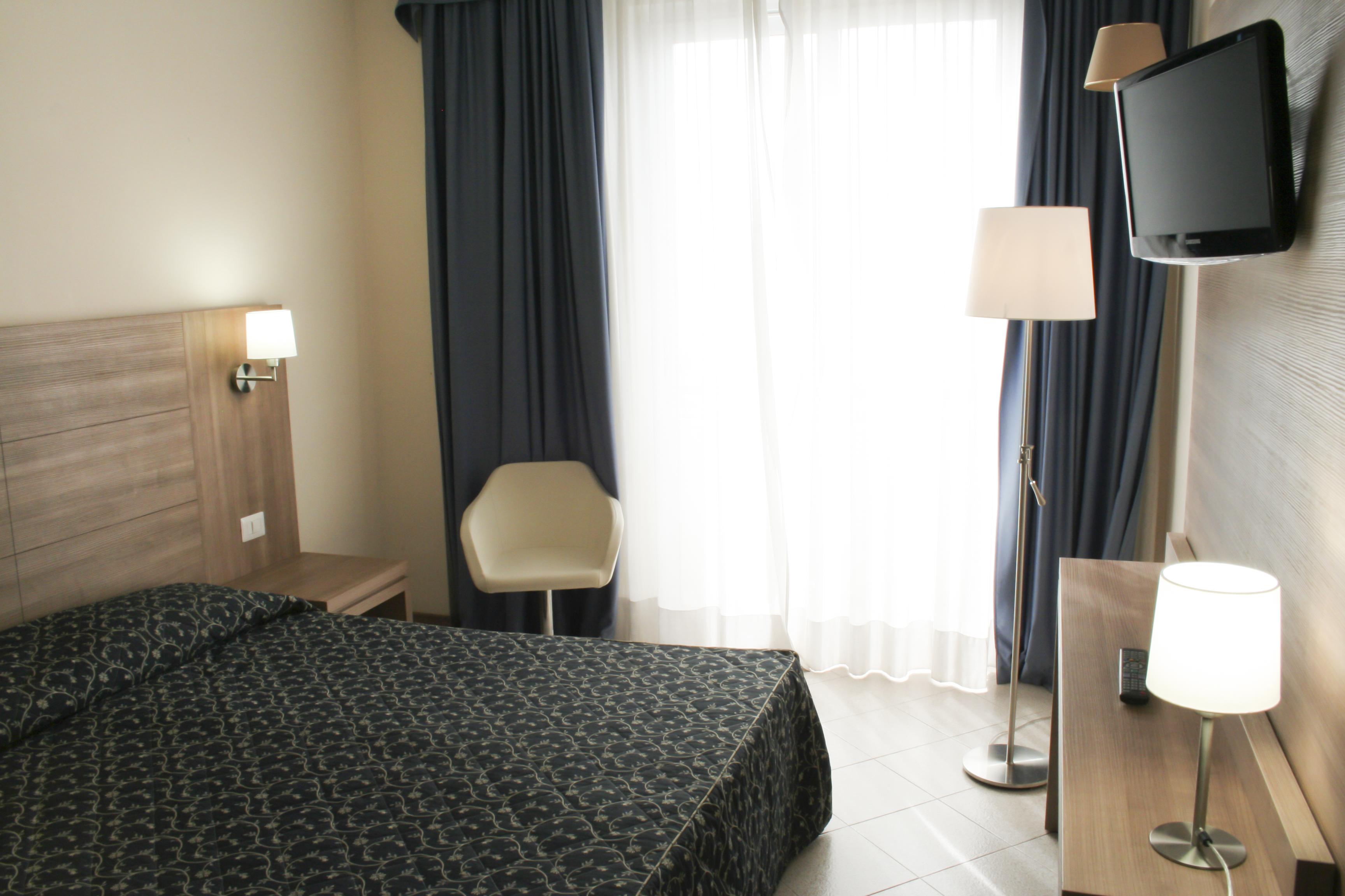 Hotel Mediterraneo Чивитавекия Екстериор снимка