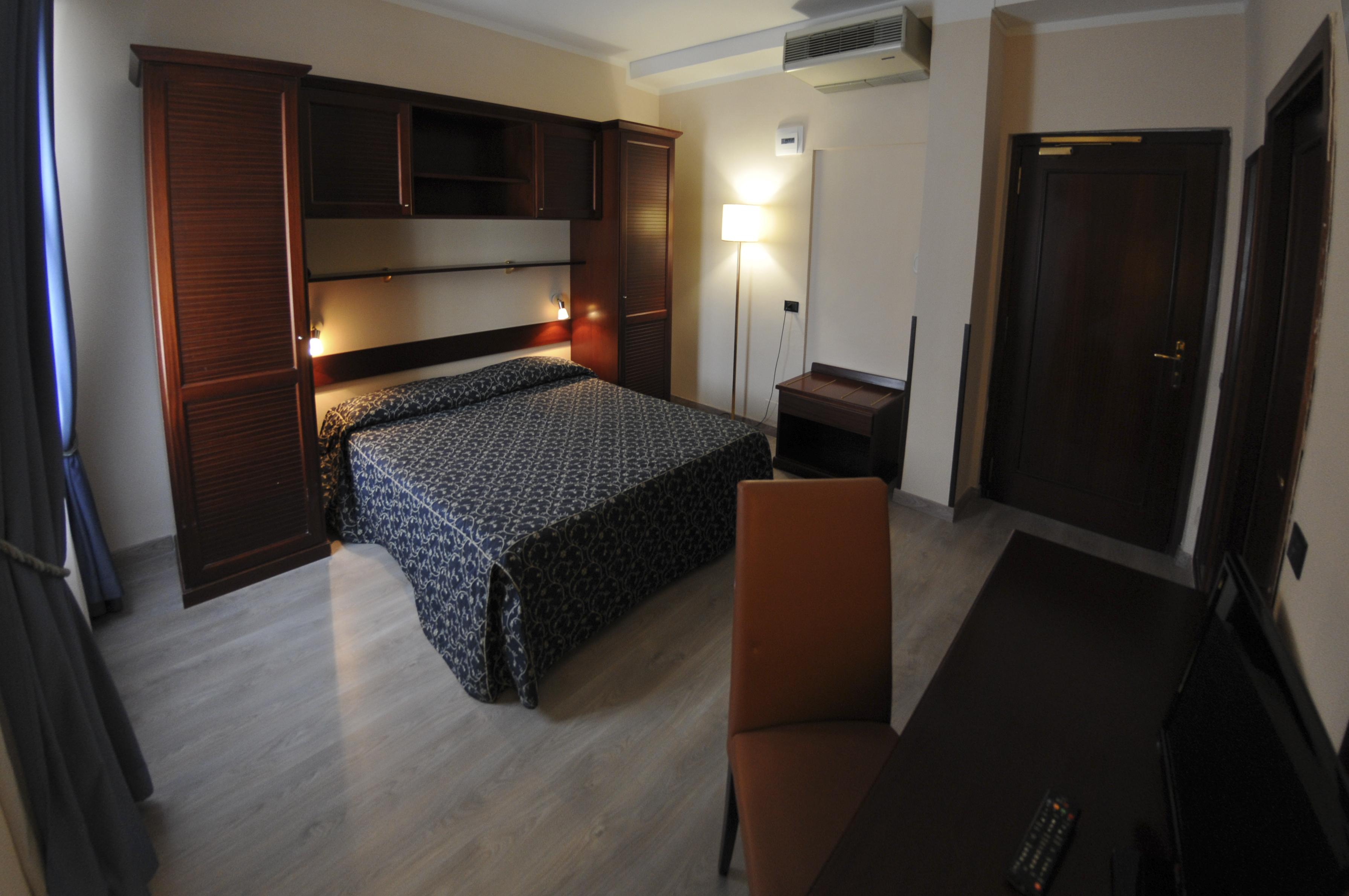 Hotel Mediterraneo Чивитавекия Екстериор снимка