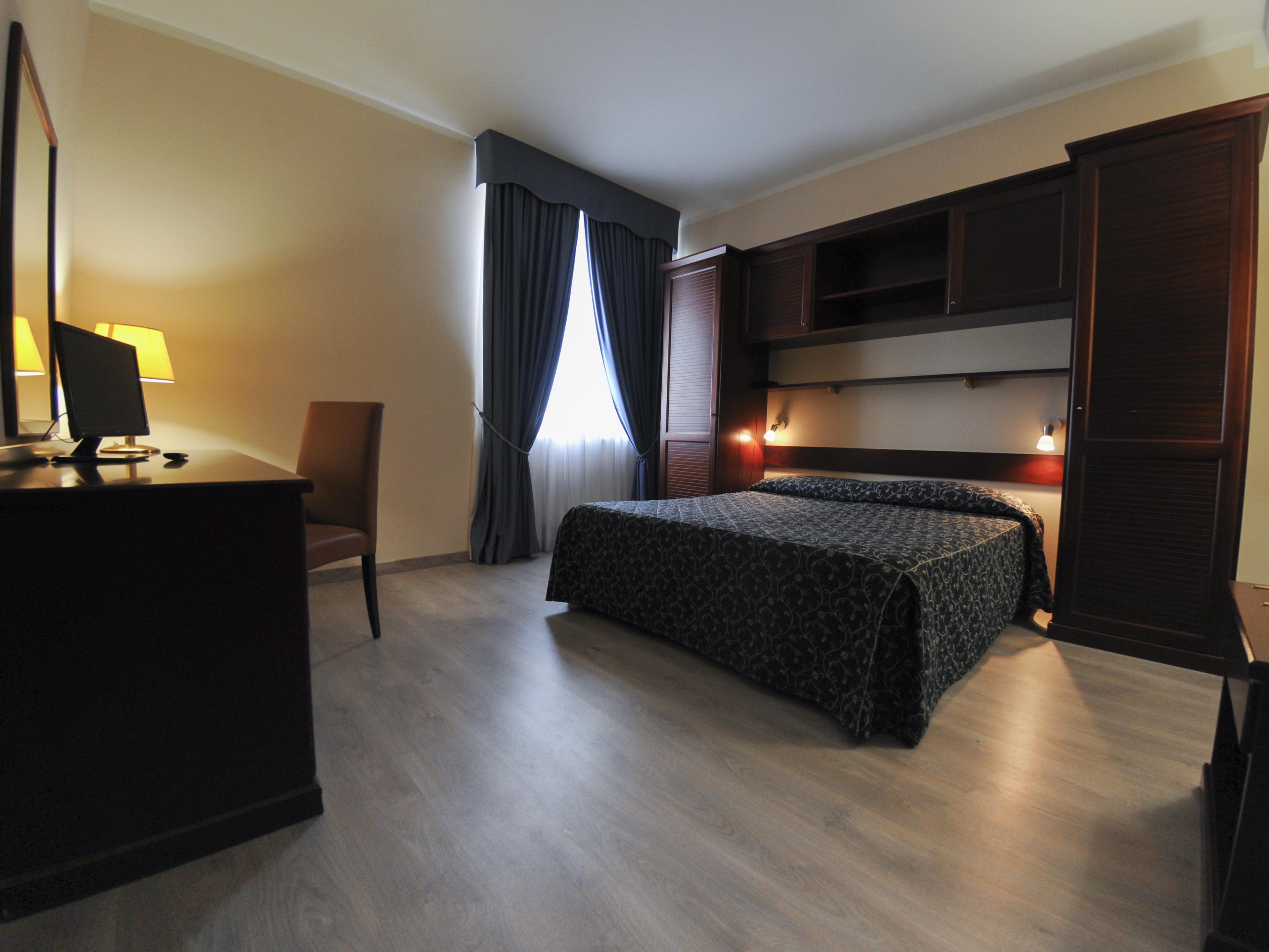 Hotel Mediterraneo Чивитавекия Екстериор снимка