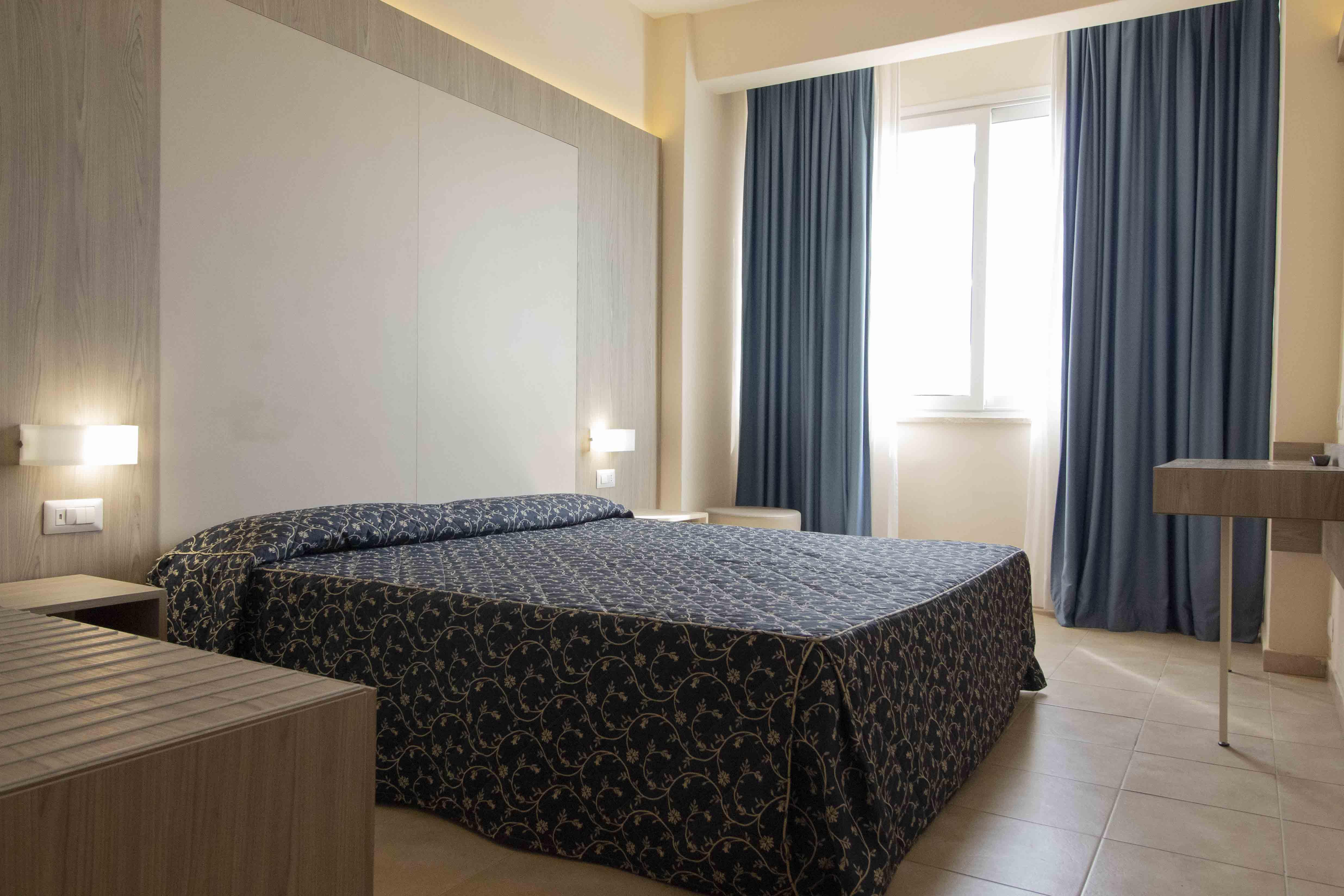 Hotel Mediterraneo Чивитавекия Екстериор снимка