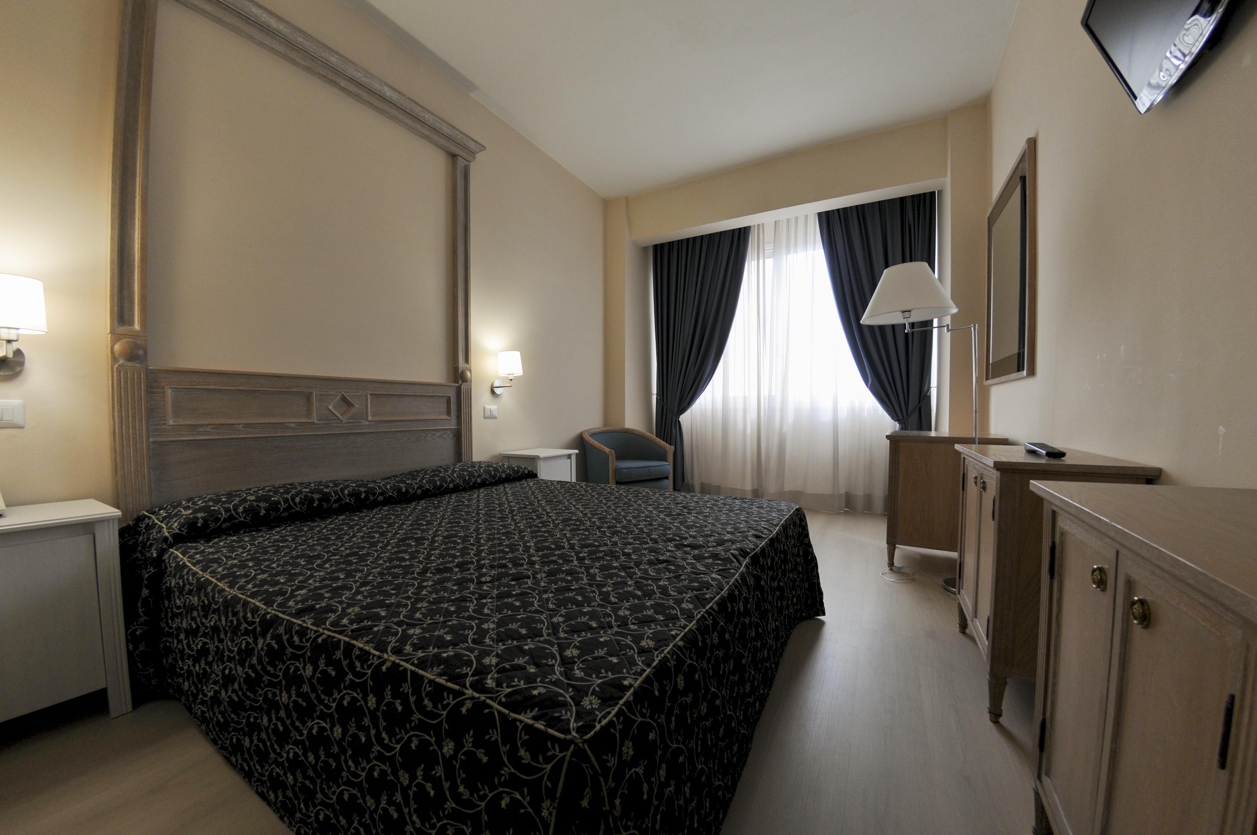 Hotel Mediterraneo Чивитавекия Екстериор снимка