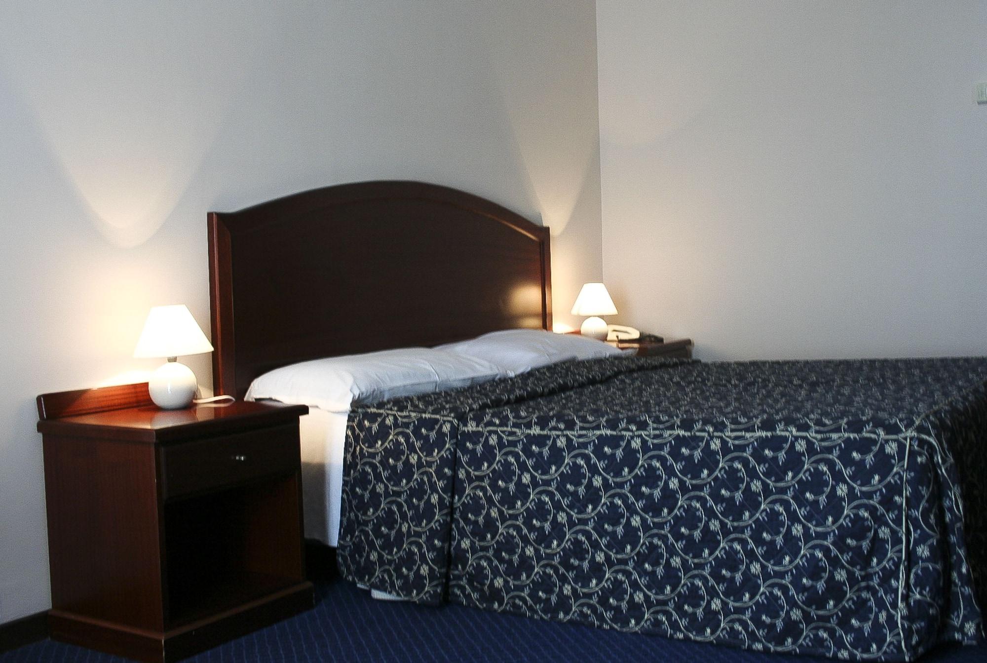 Hotel Mediterraneo Чивитавекия Екстериор снимка