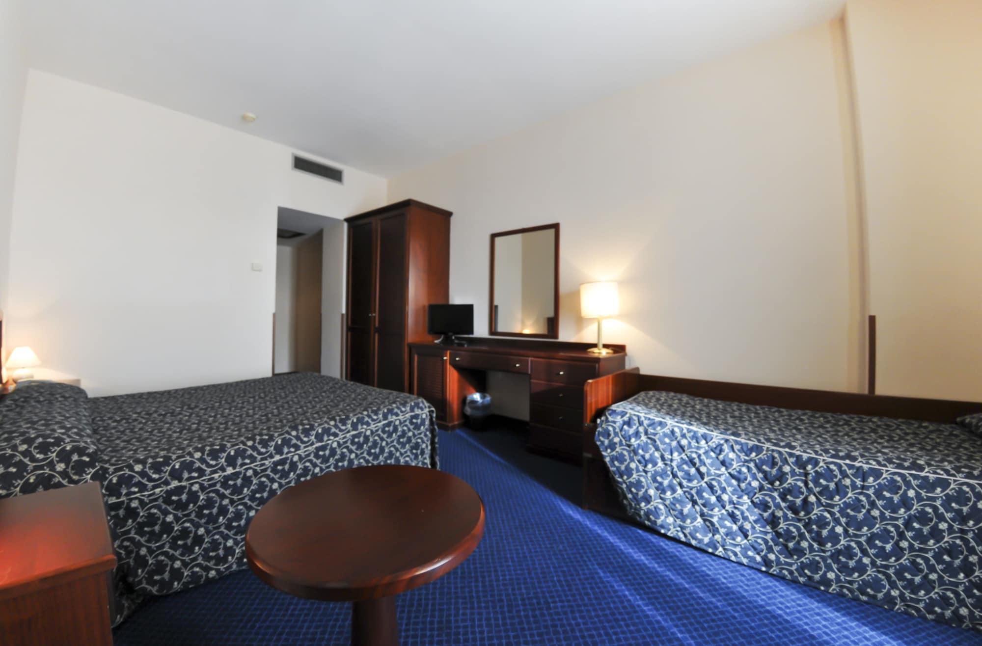 Hotel Mediterraneo Чивитавекия Екстериор снимка