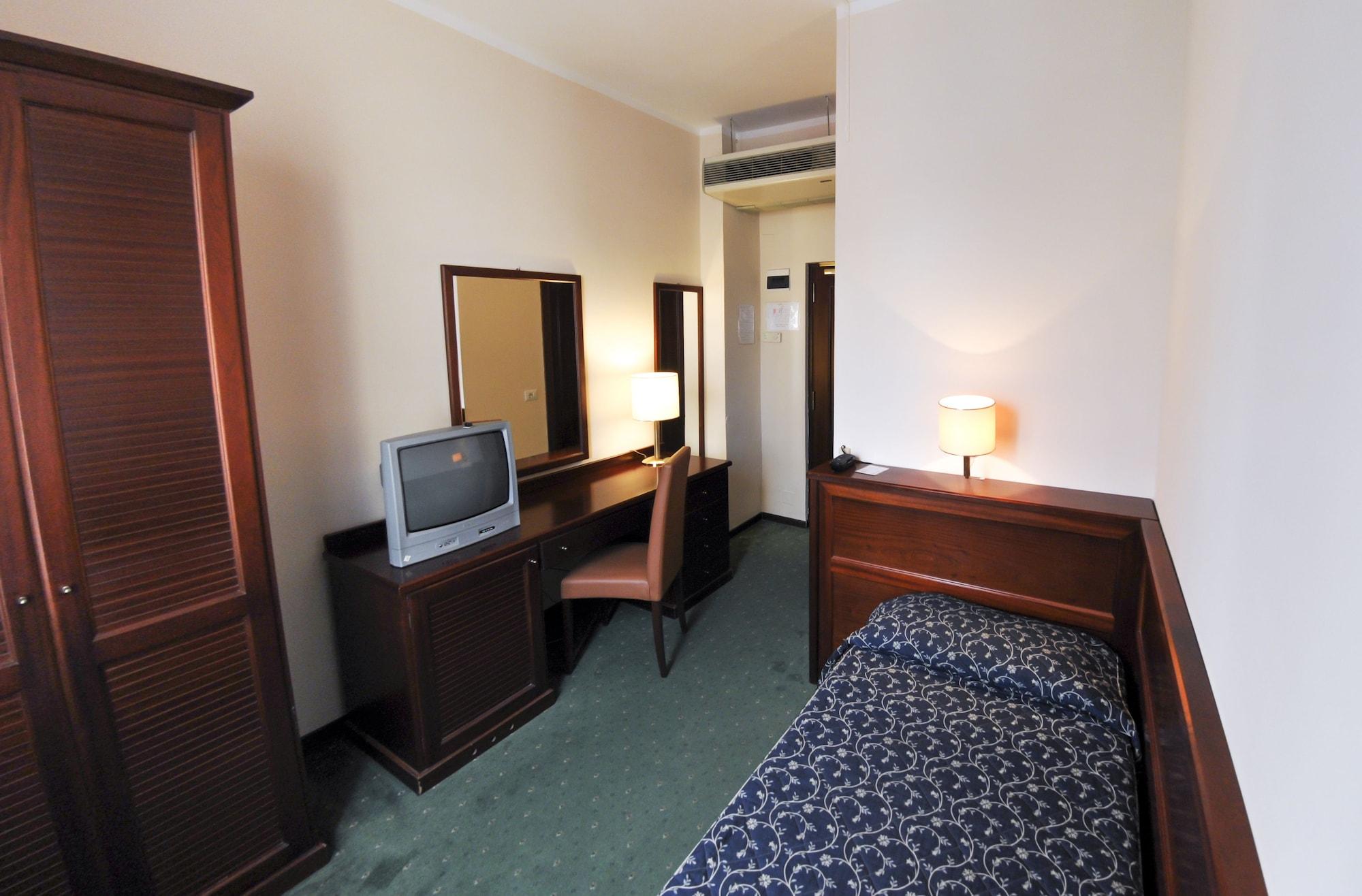 Hotel Mediterraneo Чивитавекия Екстериор снимка