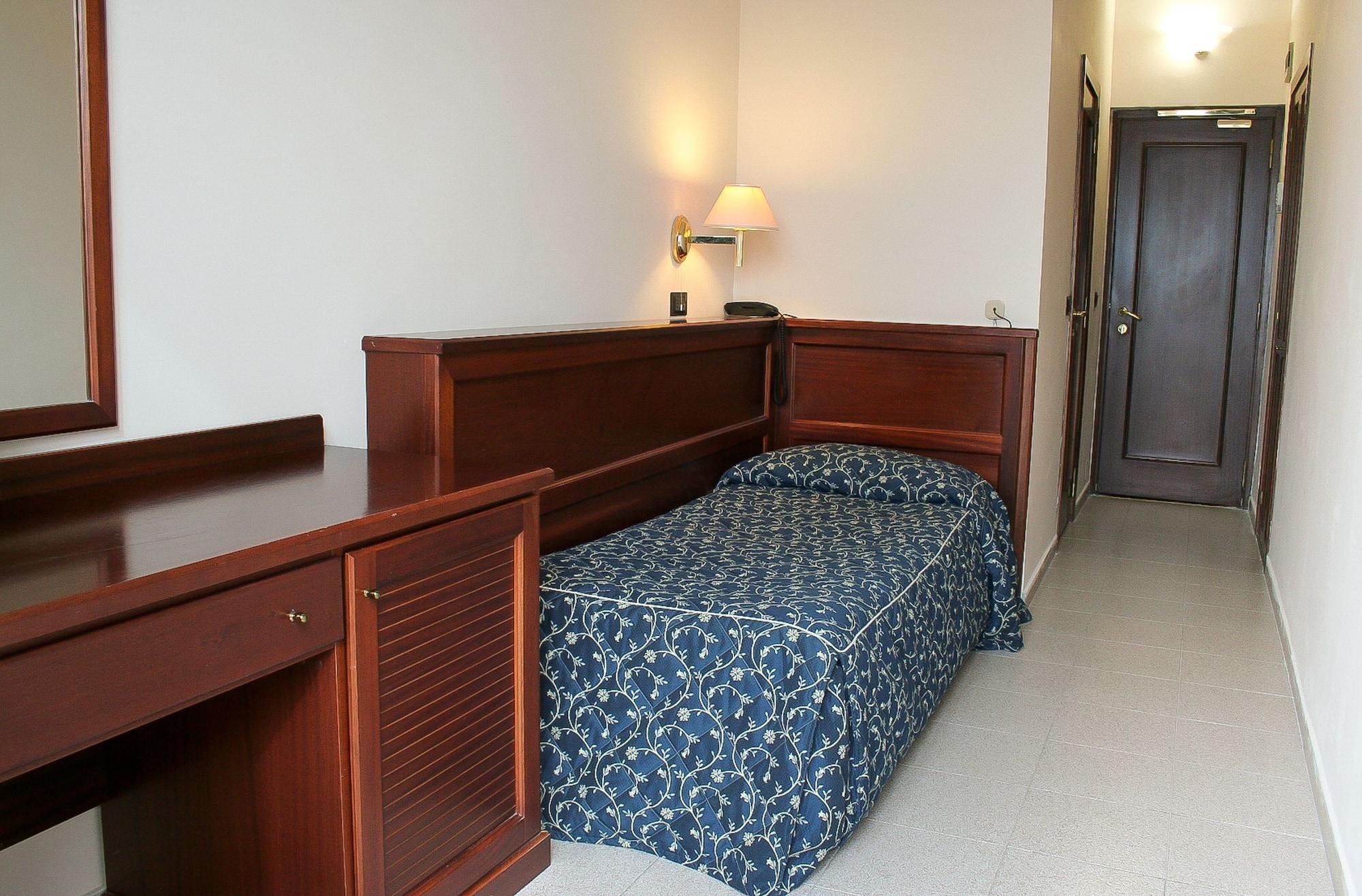 Hotel Mediterraneo Чивитавекия Екстериор снимка
