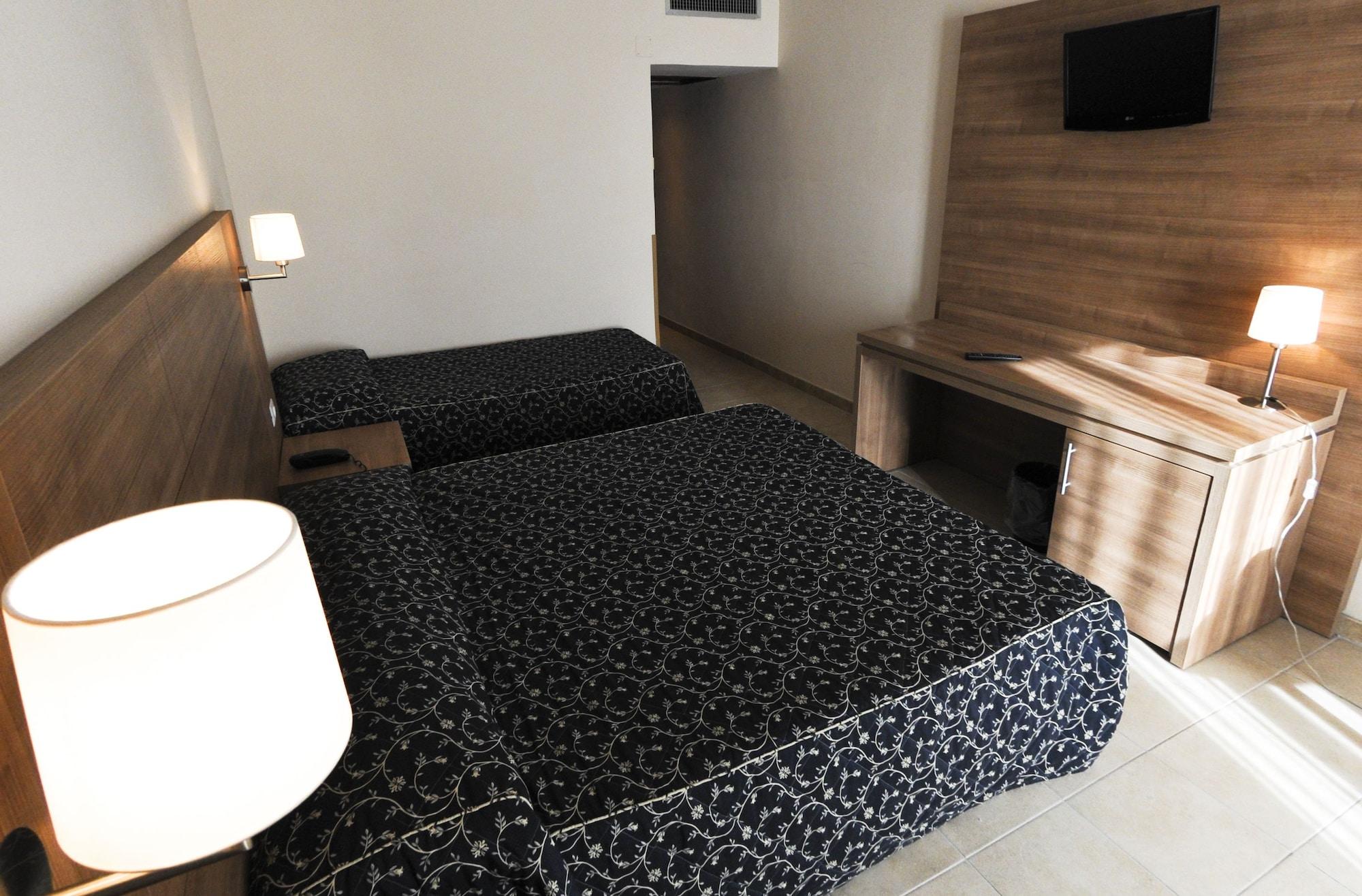 Hotel Mediterraneo Чивитавекия Екстериор снимка
