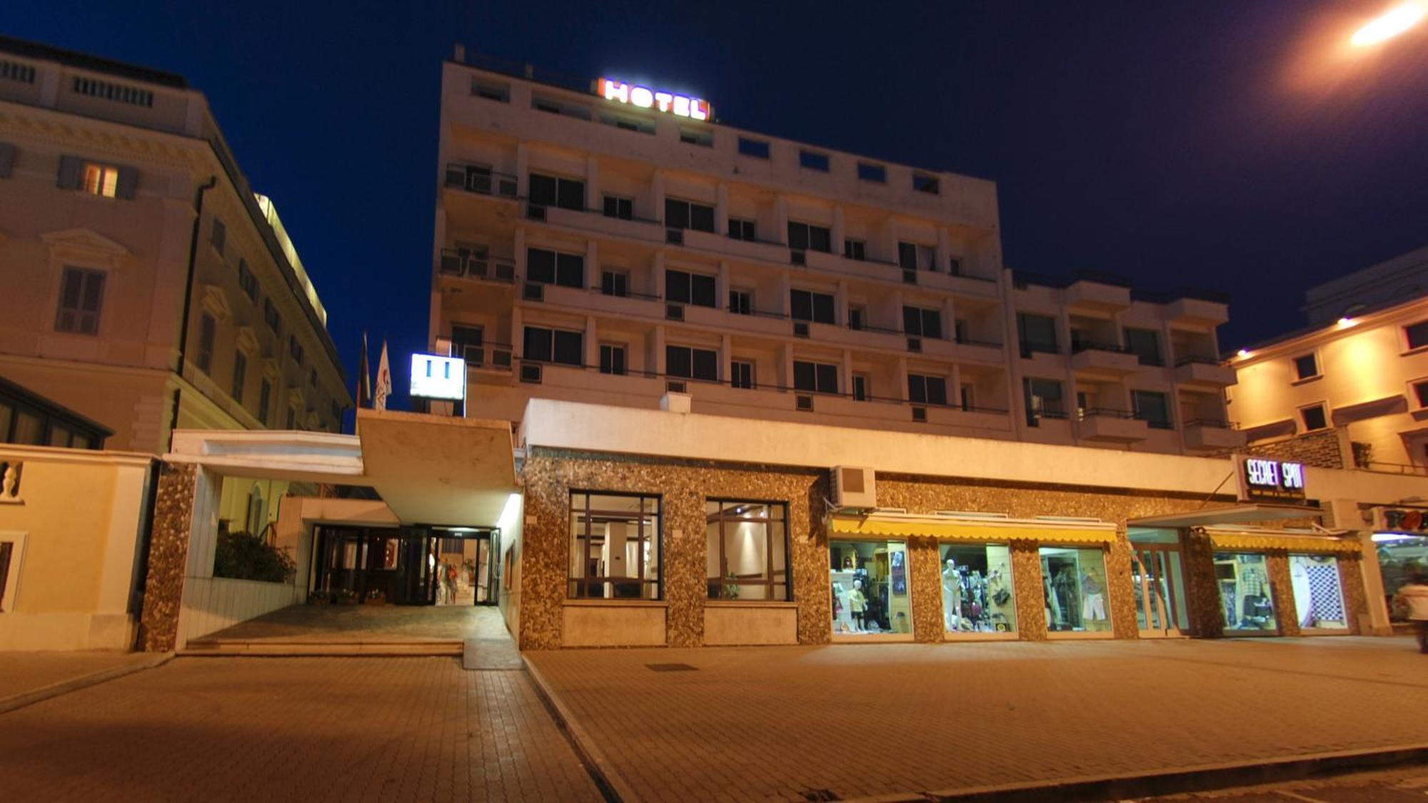 Hotel Mediterraneo Чивитавекия Екстериор снимка