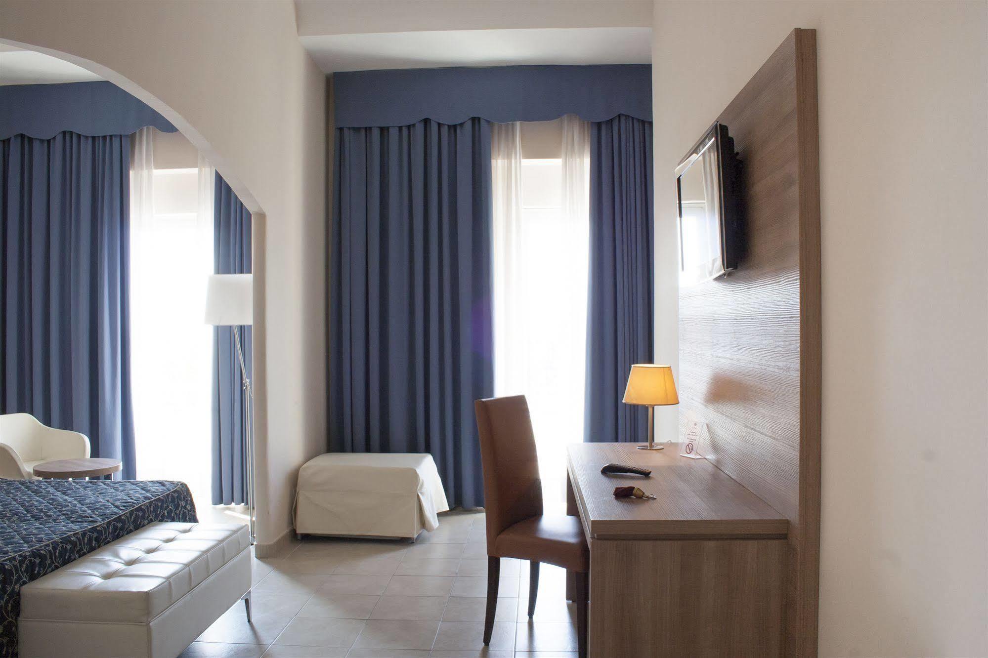 Hotel Mediterraneo Чивитавекия Екстериор снимка